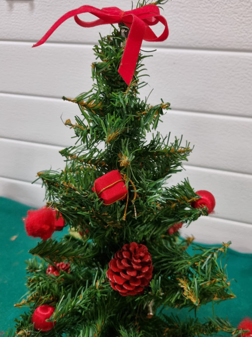 mini kerstboompje rode versieringen [a728]