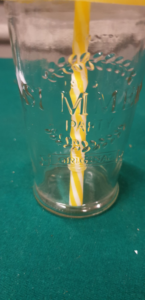 glas met kunststof rietje en deksel