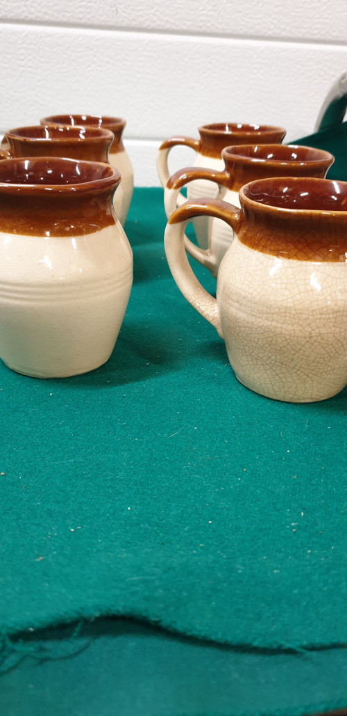 -	Pitcher stoneware set, chesterfield steengoed