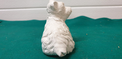 beeld hond wit aardewerk