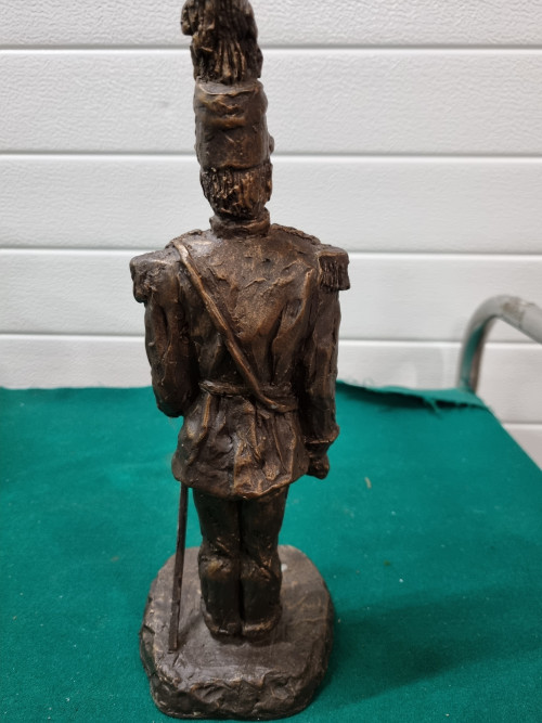beeld commandant brons kleurig