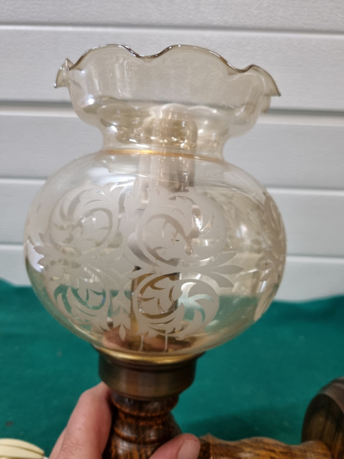 -	Wandlamp  hout met bewerkt glas