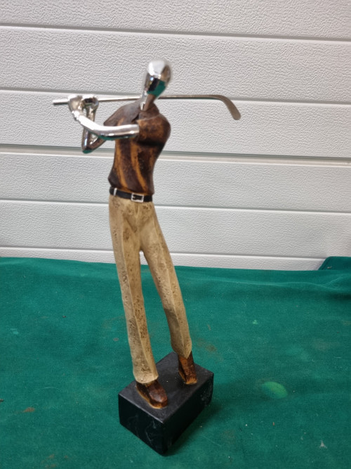 beeld sculptuur golfer modern art