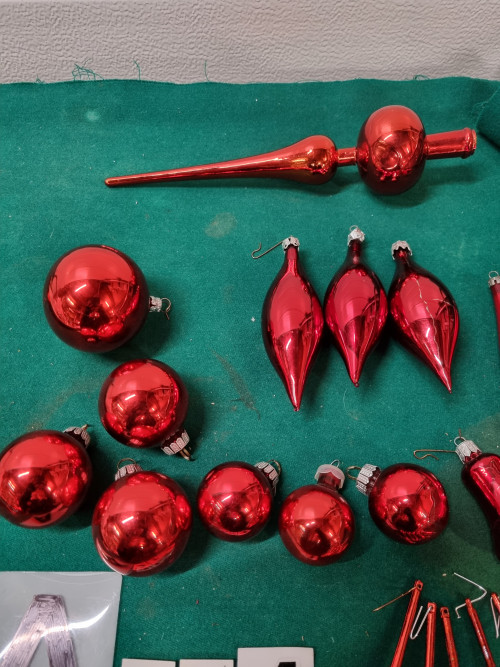 Kerstballen/hangers en piek rood