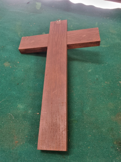 kruisbeeld van hout en messing