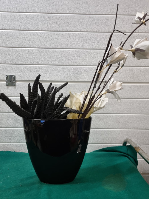 bloempot zwart met kunstbloemen