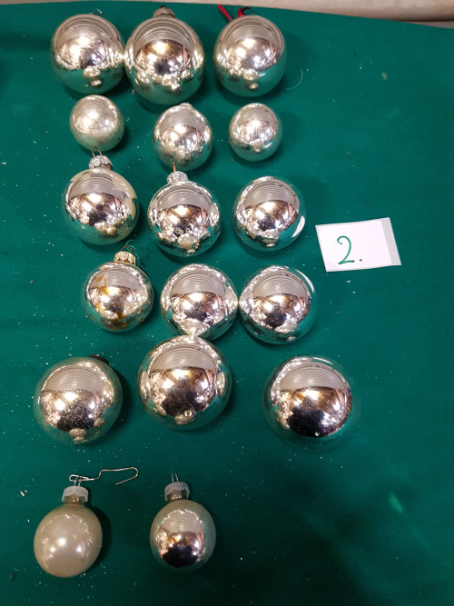 2] zilveren kerstballen retro