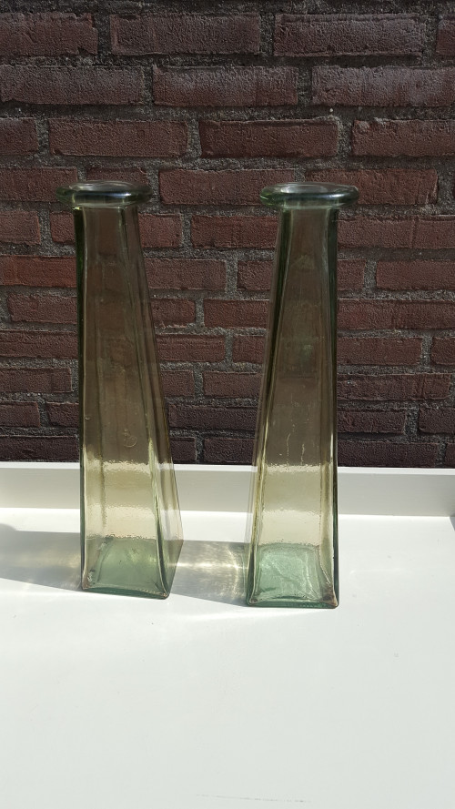 vazen van glas pyramide vormig