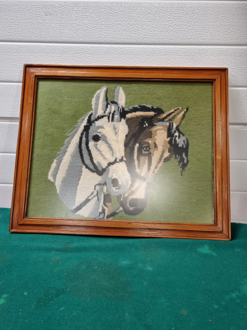 schilderij paarden geborduurd in houten lijst