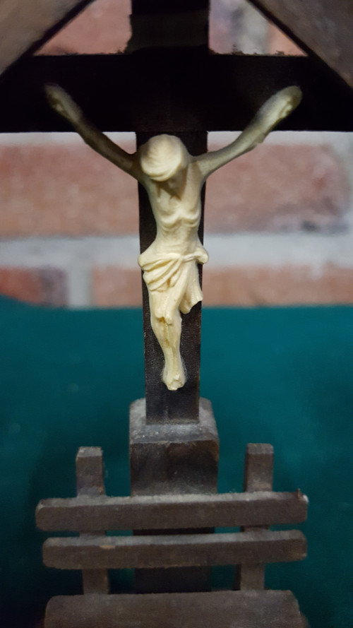 religie jezus beeld in houten kapel