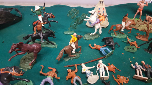 beeldjes cowboys en indianen, 12 paarden