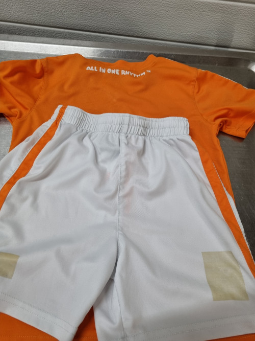 Voetbalset t-shirt en broek 122/128 oranje wit
