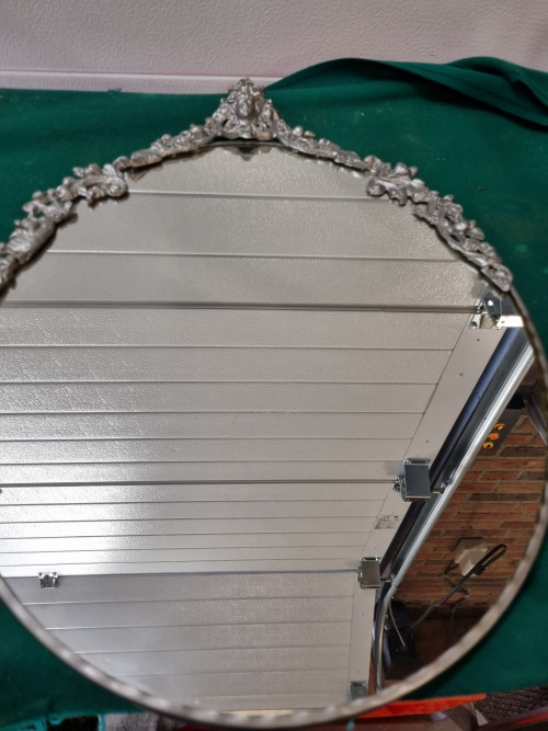 spiegel ovaal met ornamet zilver kleurig