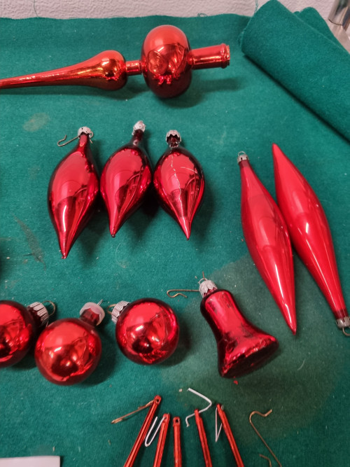 Kerstballen/hangers en piek rood