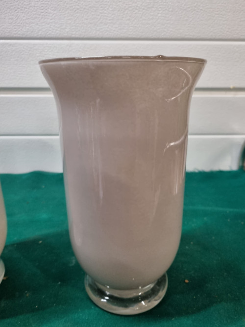 Vazen van glas creme kleurig twee stuks
