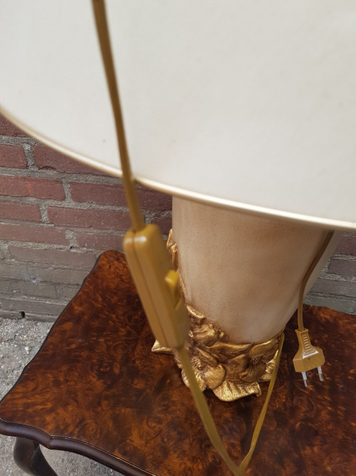 -	Tafellamp met creme lamp en gouden bloem