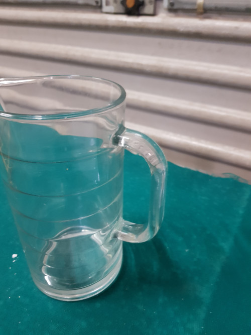 waterkan van glas met handvat