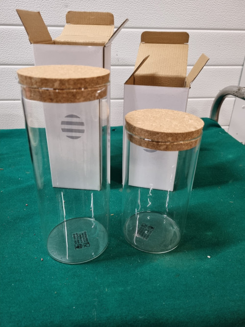 Voorraad potten van glas met kurk dop