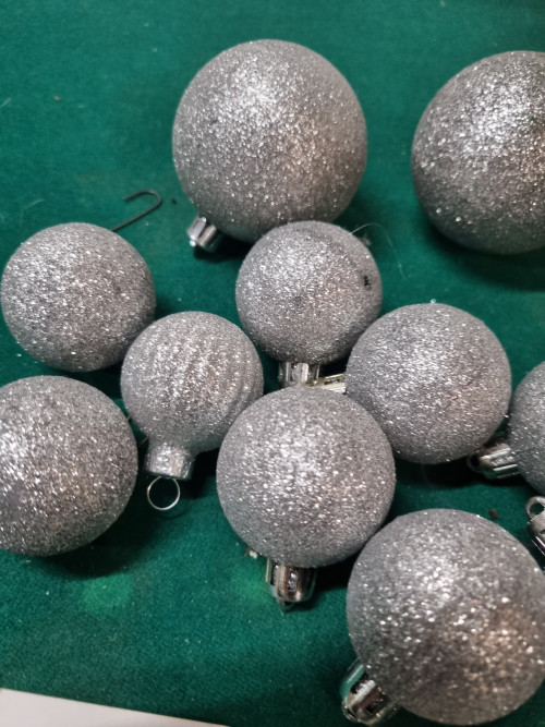 kerstballen glitter zilverkleurig 12x [a894]