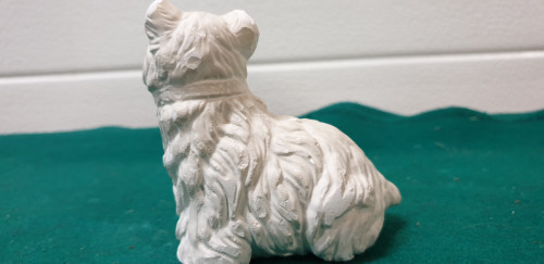 beeld hond wit aardewerk