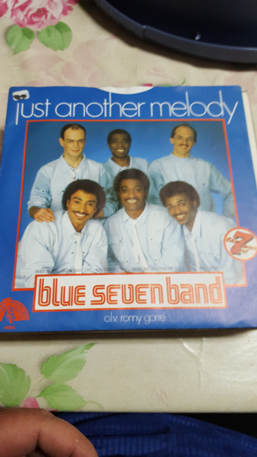 single just another melody, bleu sevenband
