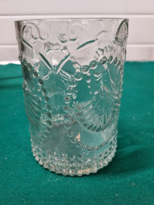 Vaas van glas bewerkt rond