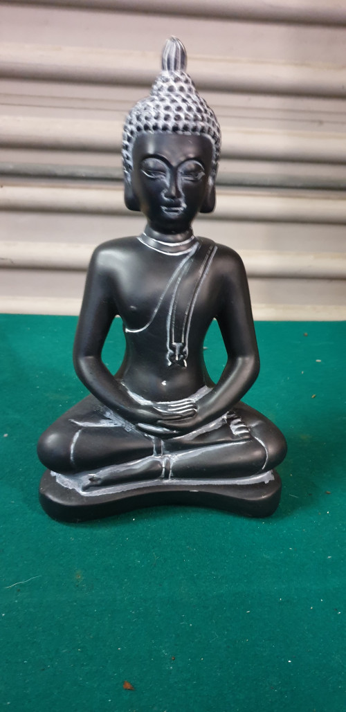 Beeld boedda zwart grijs aardewerk