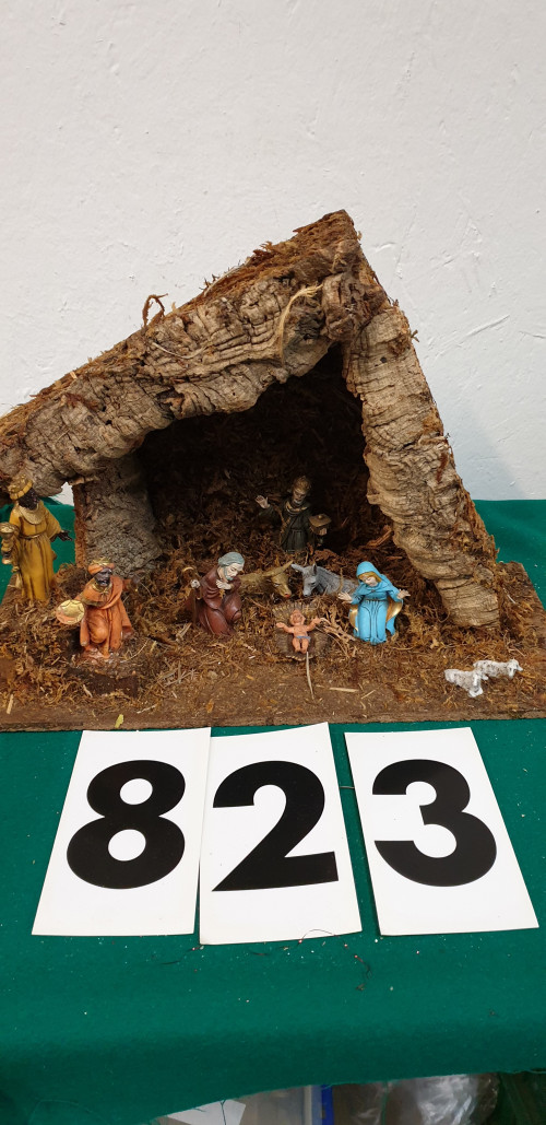 823 ] kerststal met beelden