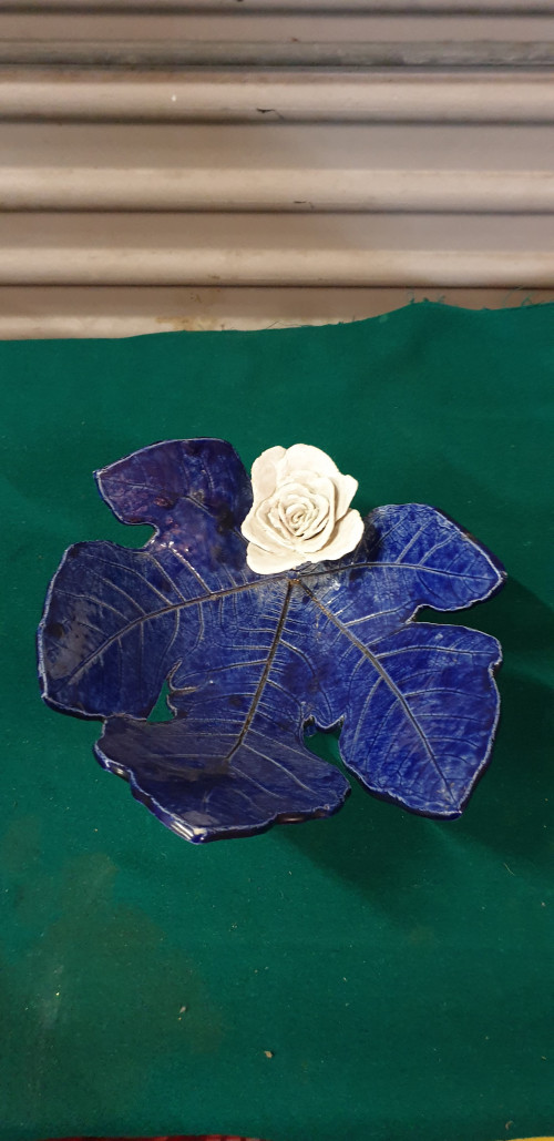 decoratieschaal blad vorm witte roos blauw