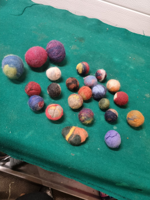 vilten ballen + eieren gekleurd 23 stuks