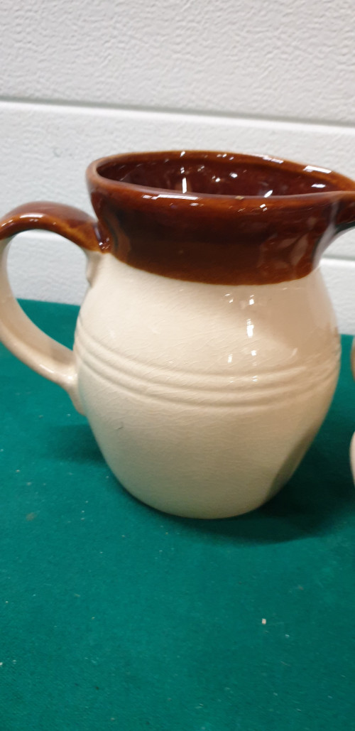 -	Pitcher stoneware set, chesterfield steengoed