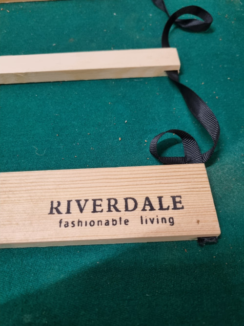 Wandhanger riverdale fashionable living