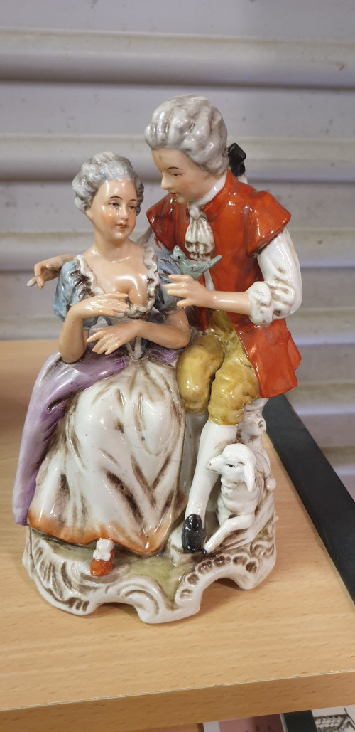 porseleinen antiek beeld man en vrouw