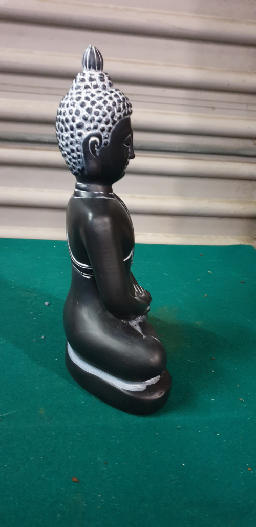 Beeld boedda zwart grijs aardewerk