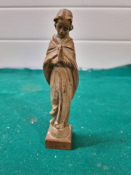 Maria beeld polyester steen op houten voet