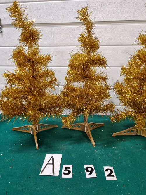 kerstboompjes van slingers goud kleurig drie stuks , [a592]