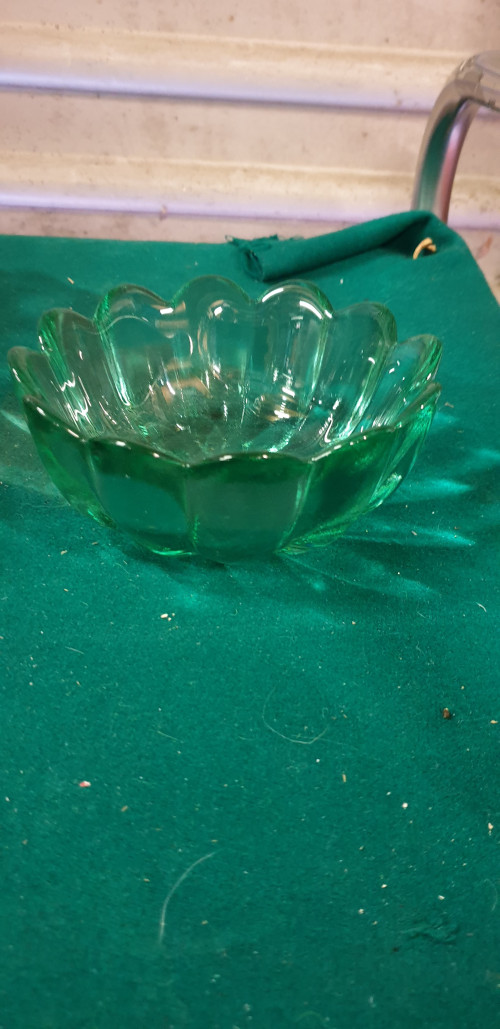 schaal golvend groen glas