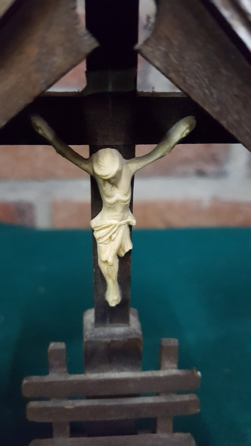 religie jezus beeld in houten kapel