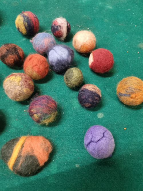 vilten ballen + eieren gekleurd 23 stuks