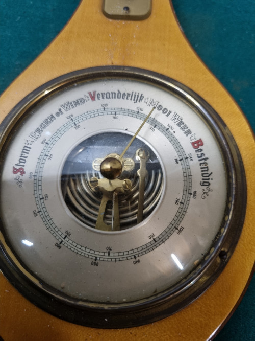 -	Barometer vintage van hout