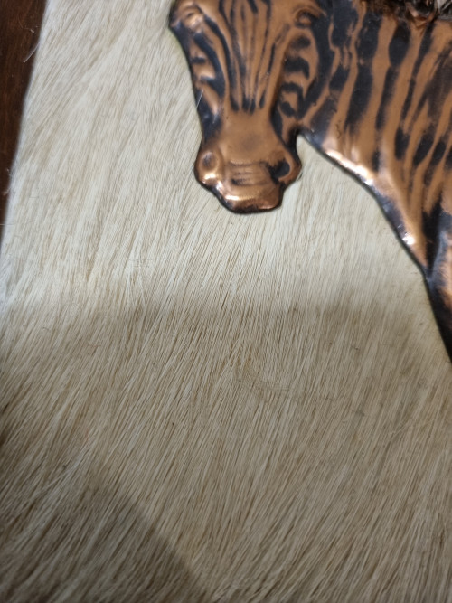 Schilderij zebra in rood koper met echte haren