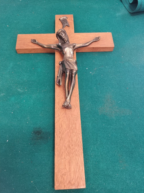 -	Kruisbeeld hout met messing beeld