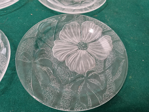 Gebaksborden van glas met bloem