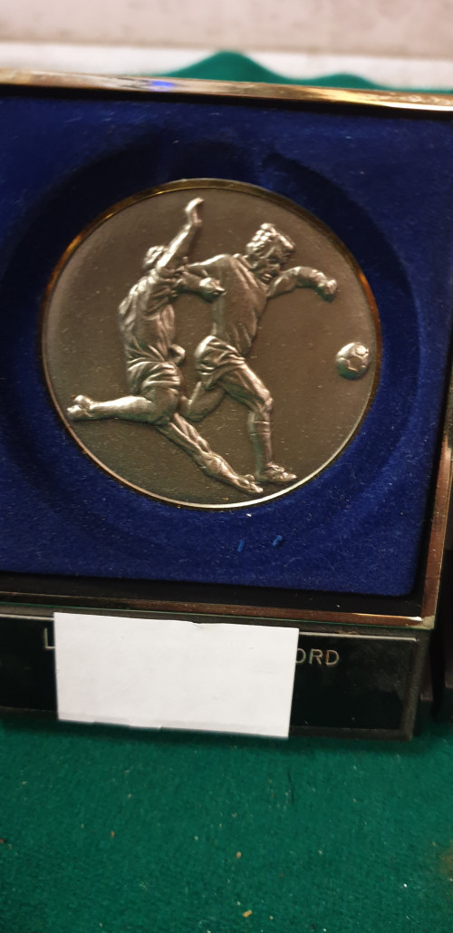 voetbal medaille 2 stuks in doosje