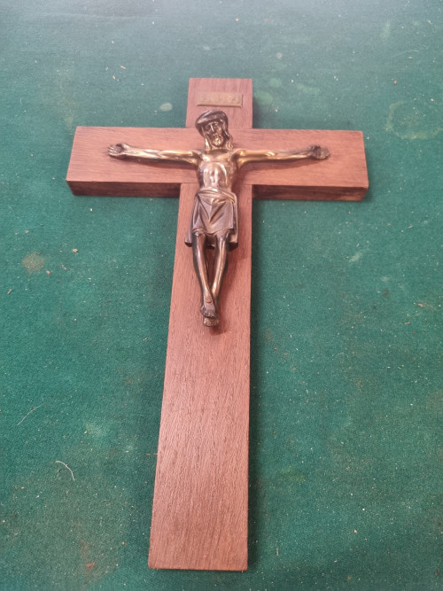 kruisbeeld van hout en messing