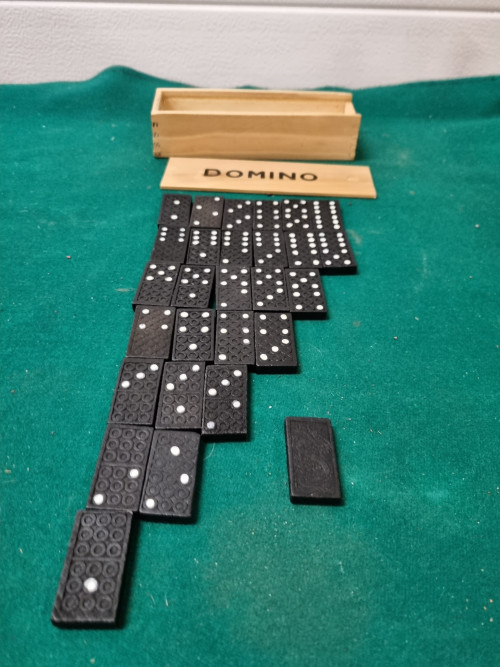 Domino in houten kist compleet
