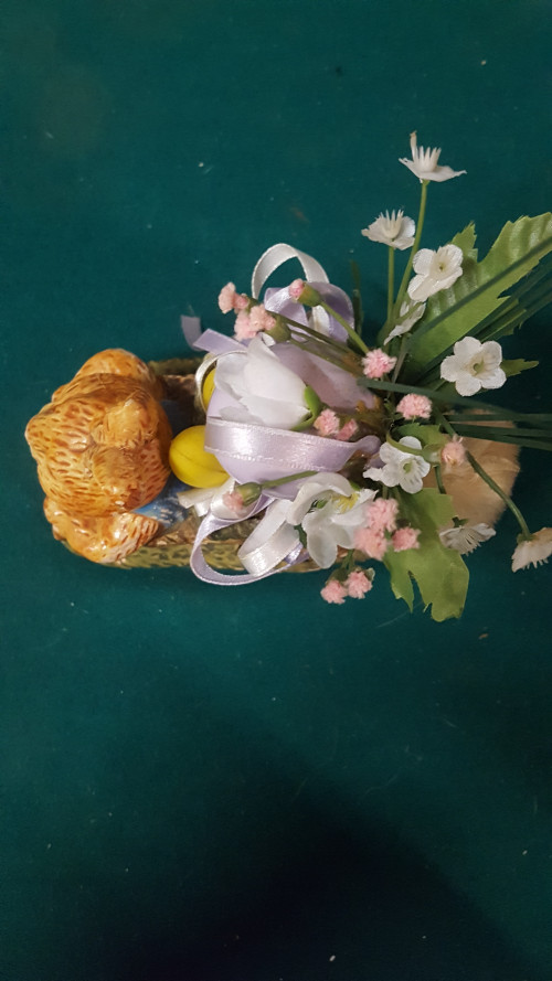 beeldje paashaas, met kar met bloemen