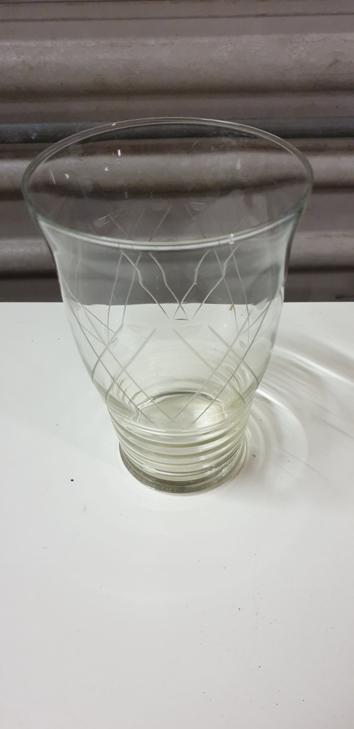 vaas van geslepen glas , bewerkt