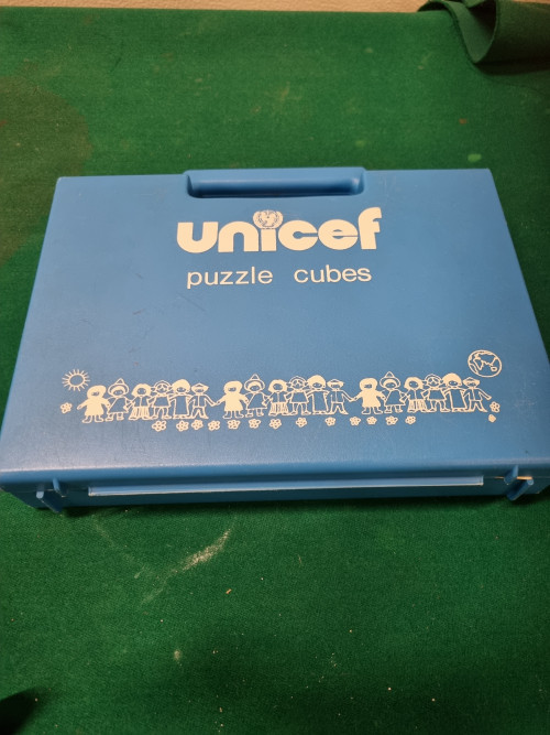 blokken puzzel in koffer unicef