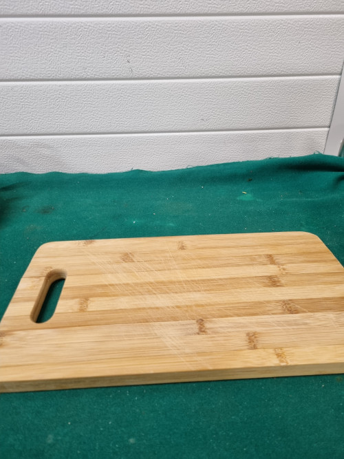 Snijplank van hout met handgreep